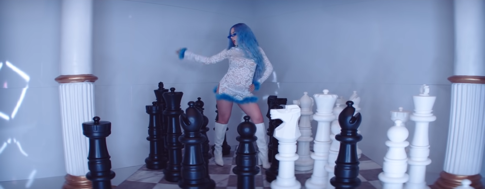 Kings & Queens - Ava Max 